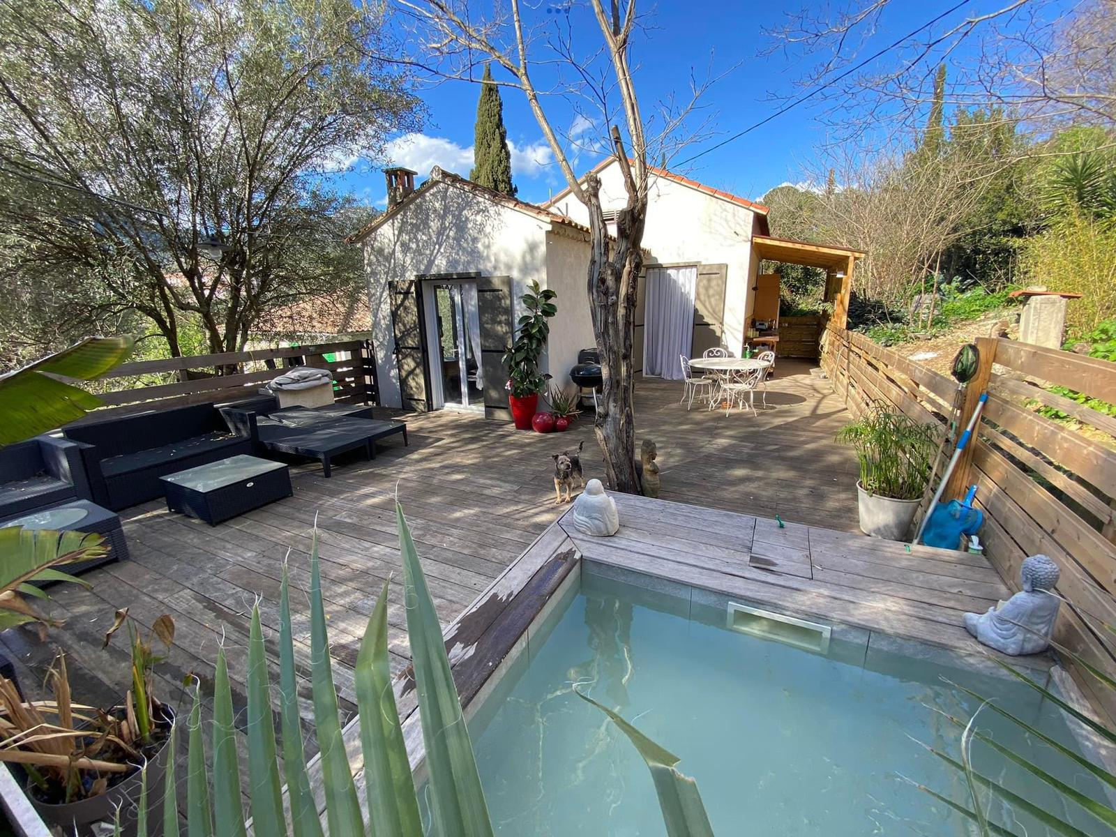 Villa de plain pied avec un jardin